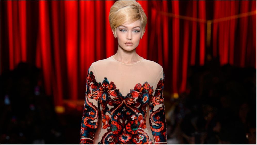 Відома топ-модель ледь на впала під час модного показу: курйозне відео