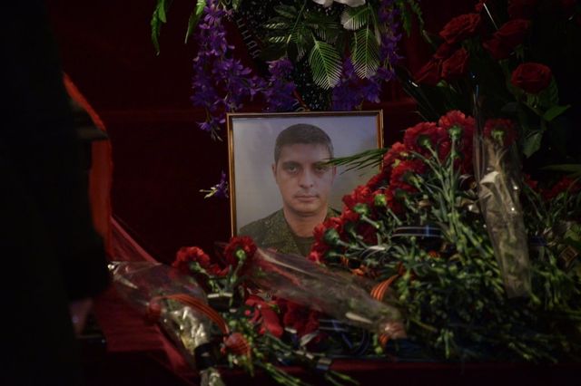 Донеччан примусово зігнали на прощання з Гіві: фоторепортаж - фото 141396