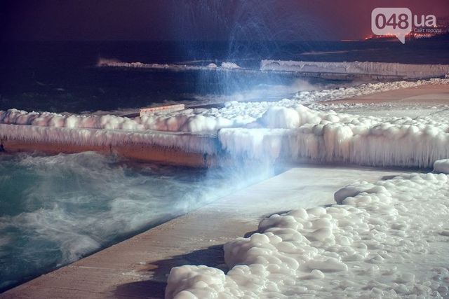Магія в Одесі: вражаючі фото замерзлого моря вночі - фото 139376