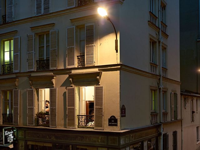 Що можна побачити у вікнах мешканців мегаполісів: незвичайні фото - фото 143752