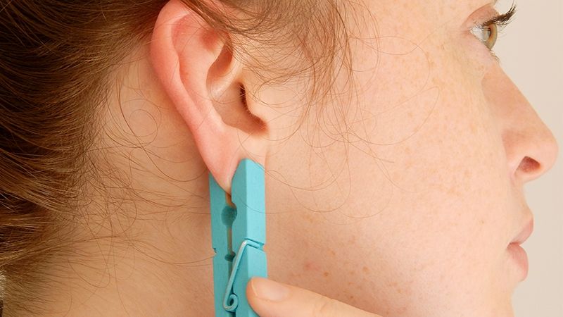 Затисніть вухо прищепкою. Результат вас здивує!
