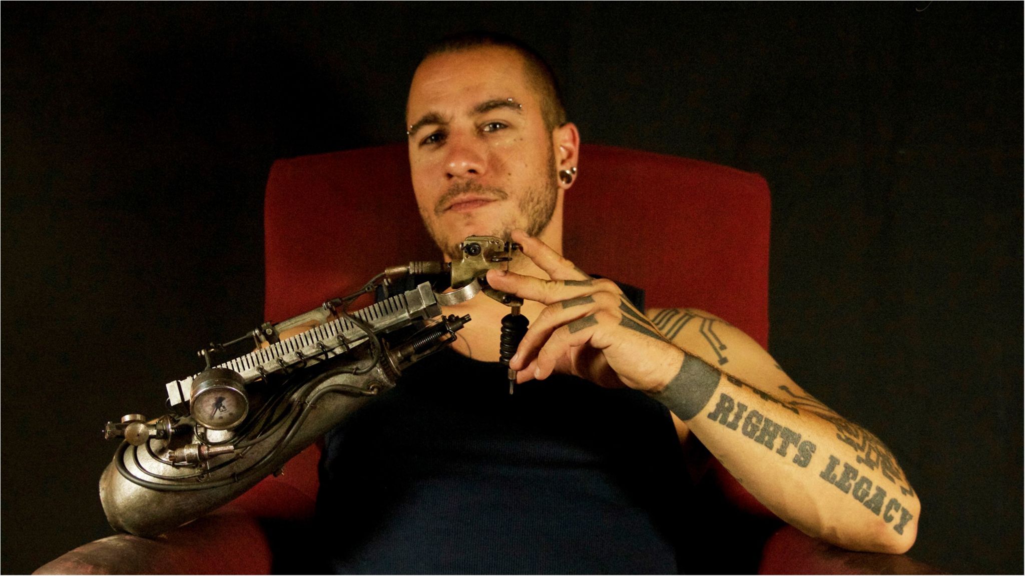 Цей хлопець створює шедевральні татуювання своїм протезом