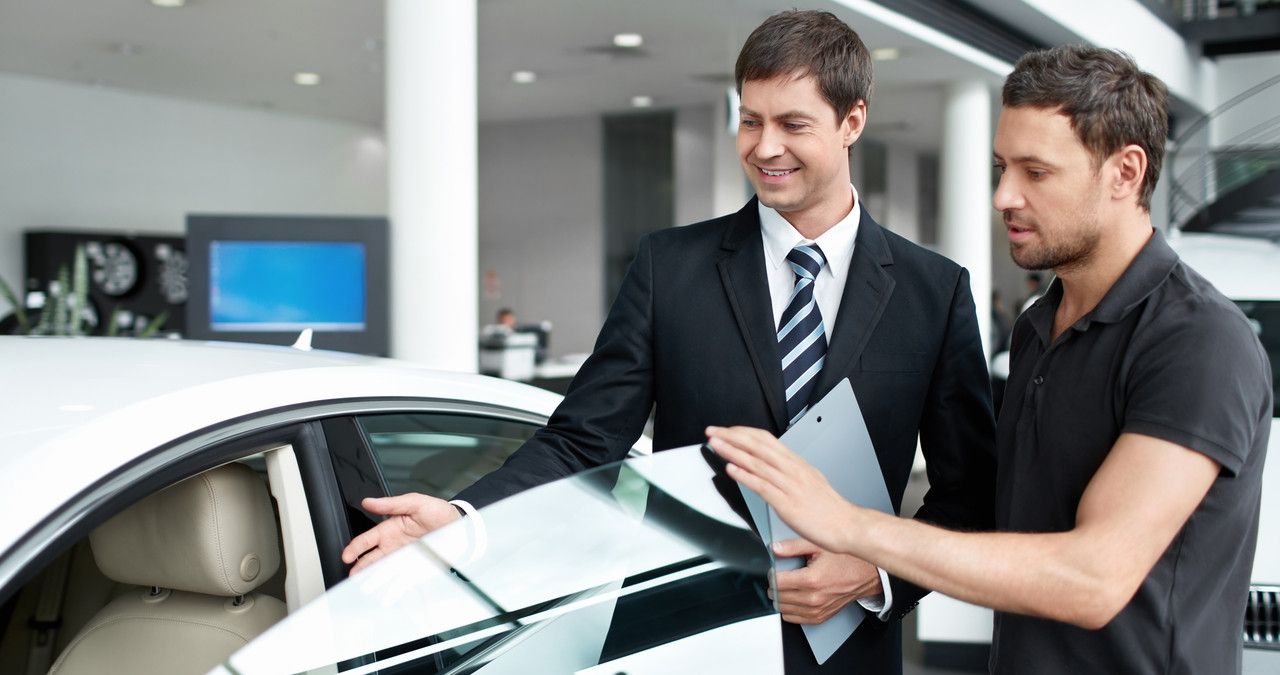 Як в автосалонах "розкручують" клієнтів на додаткові витрати