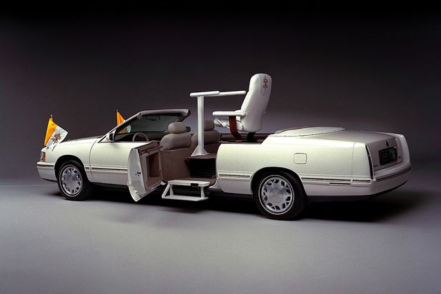 Від Mercedes до Ferrari: незвичайні автомобілі Папи Римського - фото 153675