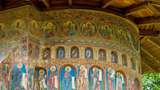 Монастирі Румунії зовні вкриті дивовижними фресками: фоторепортаж