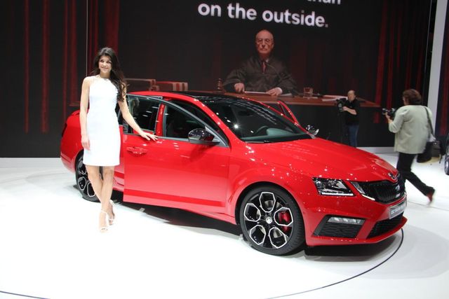 Найефектніші дівчата на Женевському автосалоні: фоторепортаж - фото 150804