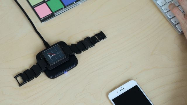 Смарт-годинник UVolt може заряджати смартфон - фото 155942