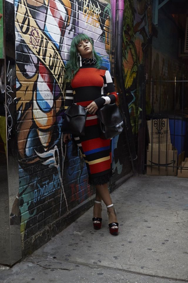 Спокуслива Rihanna в супермаркеті здивувала новим образом: розкішні фото - фото 149024