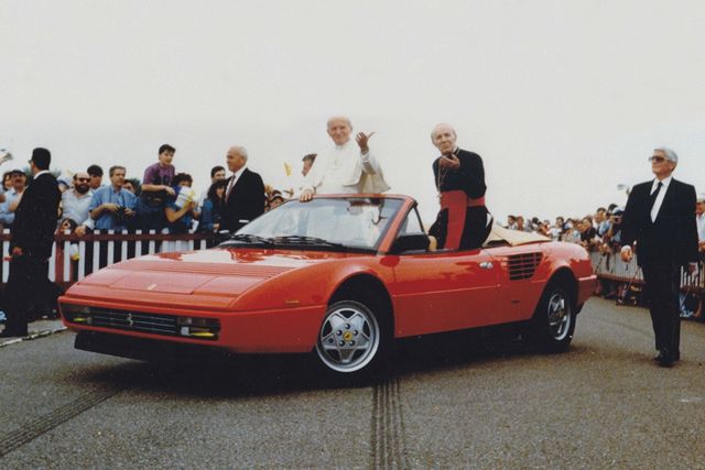 Від Mercedes до Ferrari: незвичайні автомобілі Папи Римського - фото 153684