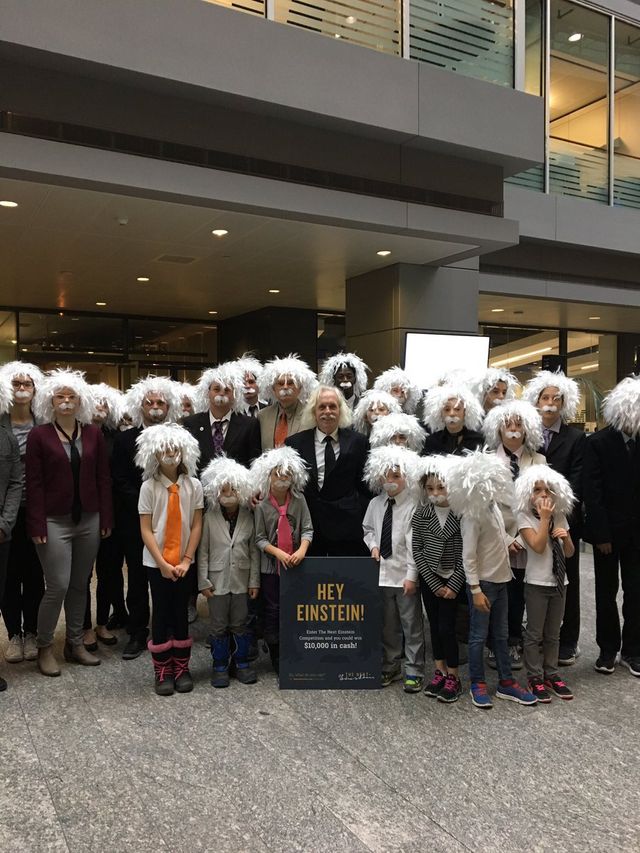 Як проходив рекордний парад двійників Ейнштейна у Канаді: яскраві фото - фото 155586