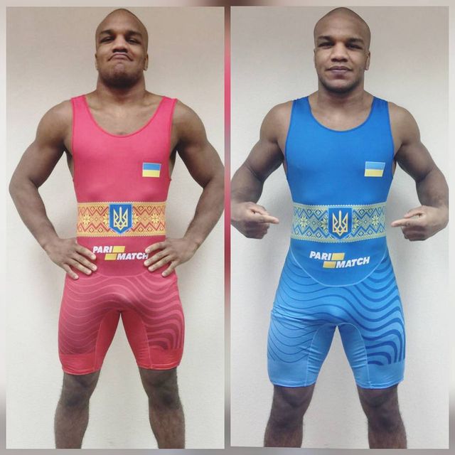 Український чемпіон показав своє патріотичне борцівське трико - фото 148192