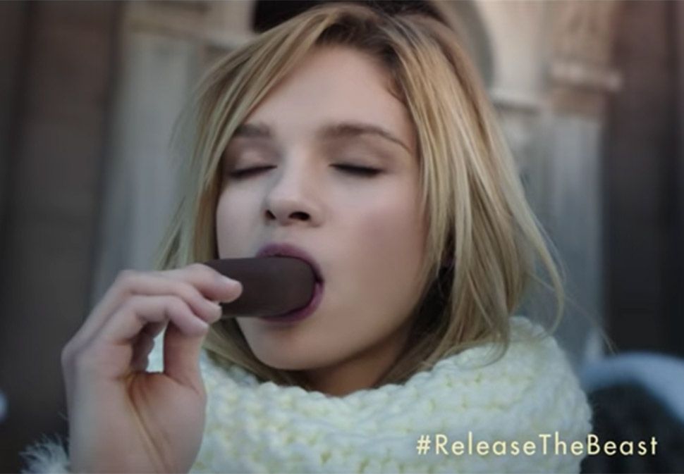 Ці 14 безглуздих речей жінки роблять лише в рекламі