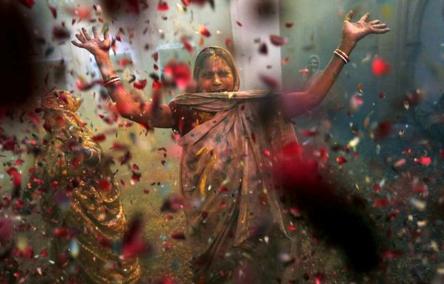 "Ні" сірим будням! Яскраві фото з фестивалю фарб в Індії - фото 151768