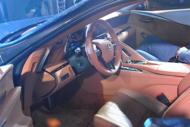 В Україні презентували новий Lexus: перші фото - фото 150879