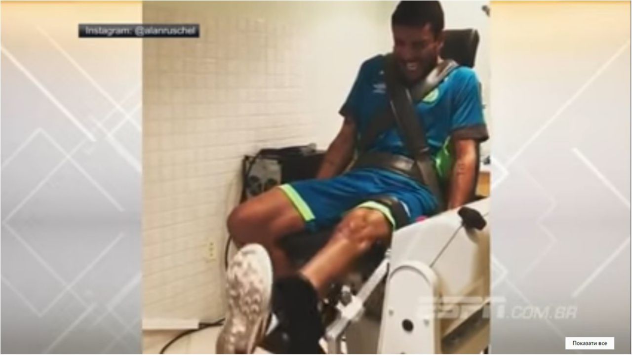 Як живе зараз вцілілий у авіакатастрофі бразильський футболіст