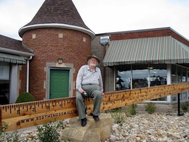 Як виглядає маленьке містечко з величезними предметами - фото 154601