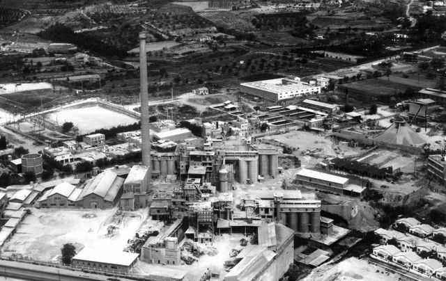 Закинутий завод в Іспанії перетворили на справжній замок: вражаючі фото - фото 148304