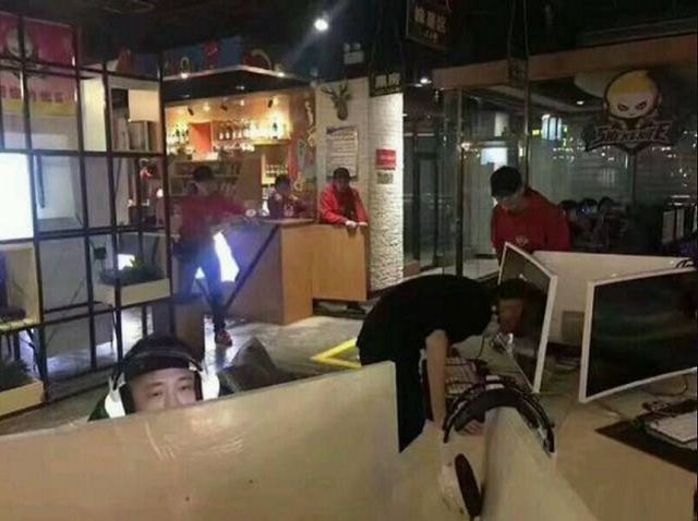 Роздратований геймер пробив головою монітор - фото 154079