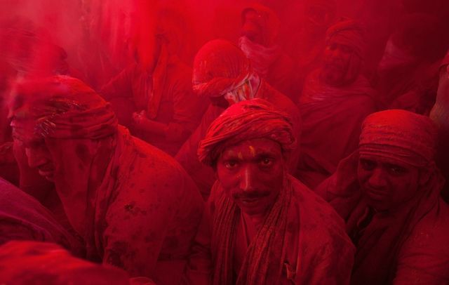 "Ні" сірим будням! Яскраві фото з фестивалю фарб в Індії - фото 151772