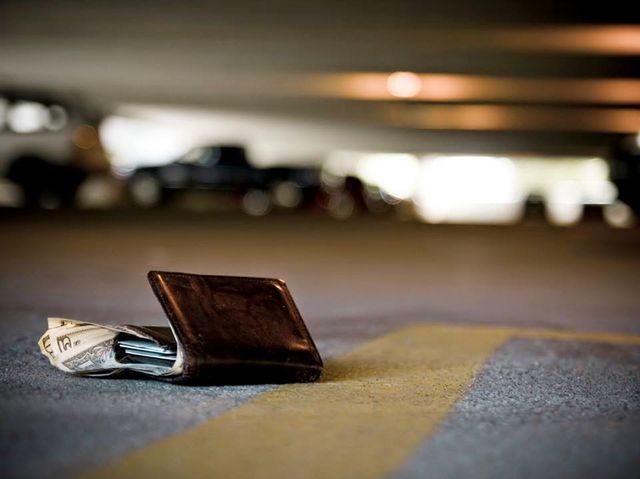 Речі, які категорично не можна піднімати з землі - фото 154205