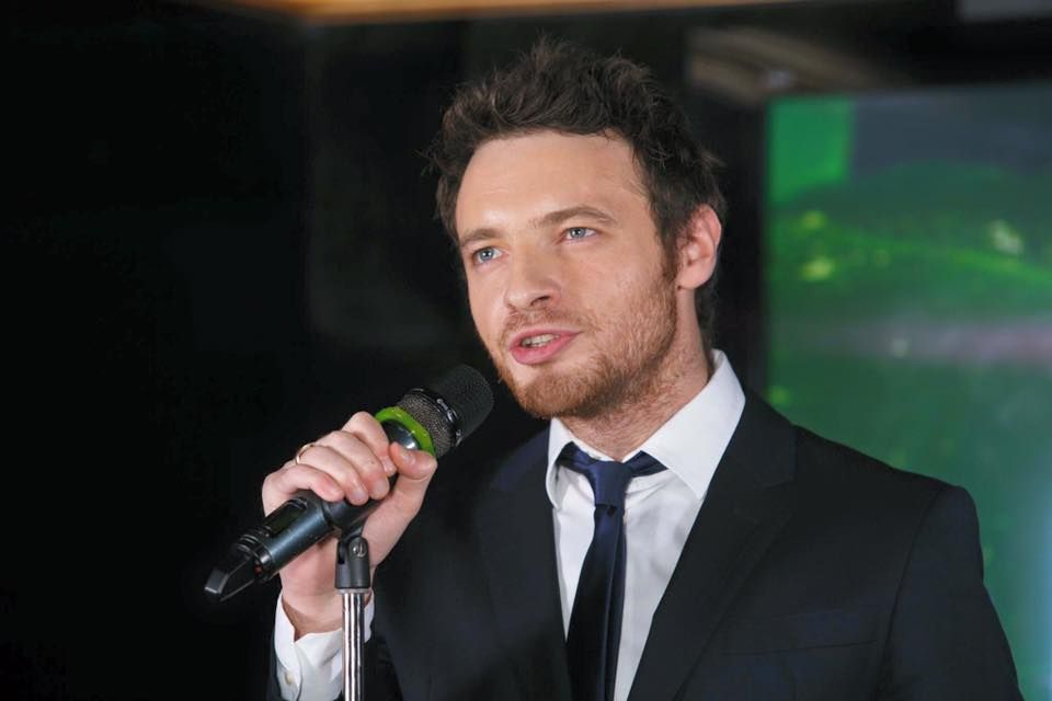 Відомий французький співак заспівав українською