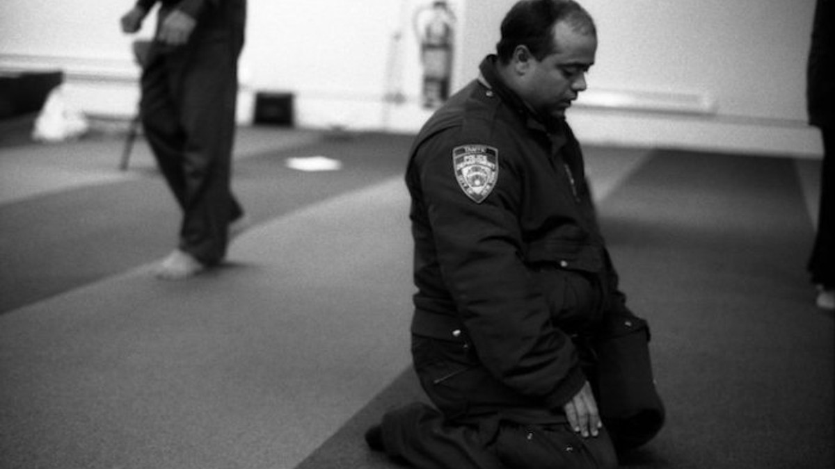 Поліцейський на молитві у Нью-Йорку - фото 1