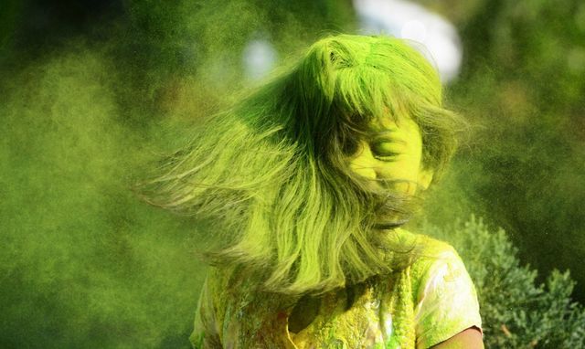 "Ні" сірим будням! Яскраві фото з фестивалю фарб в Індії - фото 151774