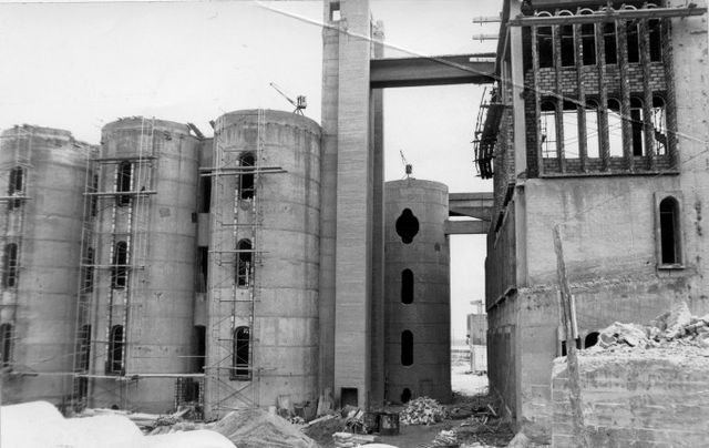 Закинутий завод в Іспанії перетворили на справжній замок: вражаючі фото - фото 148301