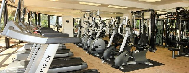 Басейни, кінотеатри і сауни: як виглядають студентські гуртожитки в США - фото 153844