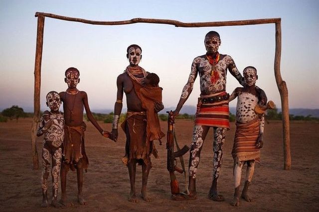 Первісна краса: вражаючі фото представників племені Каро - фото 150588