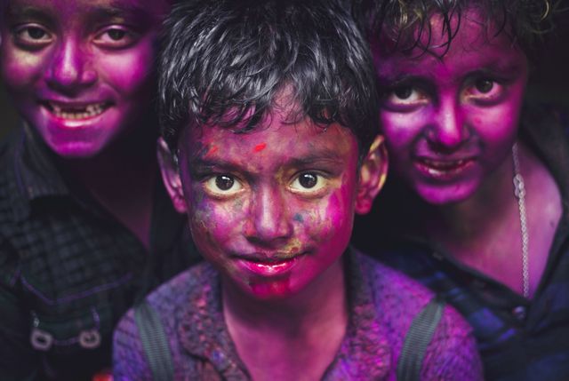 "Ні" сірим будням! Яскраві фото з фестивалю фарб в Індії - фото 151767