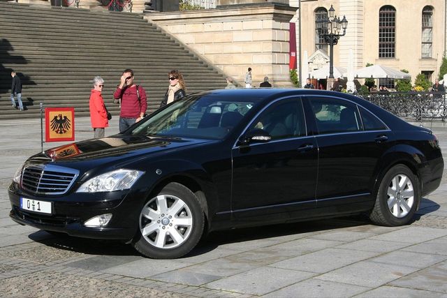 Bentley королеви і Cadillac Трампа: на чому їздять президенти різних країн - фото 151543