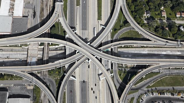 До запаморочення: як виглядають автомобільні шляхи світу - фото 151890