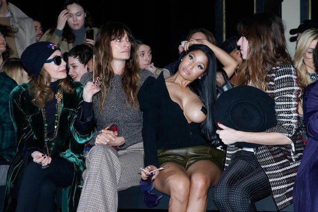 Відома співачка оголила груди на Тижні моди: відверті фото - фото 149057