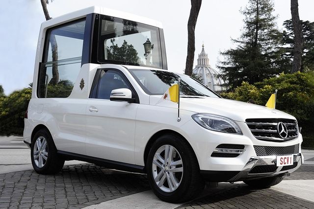 Від Mercedes до Ferrari: незвичайні автомобілі Папи Римського - фото 153668