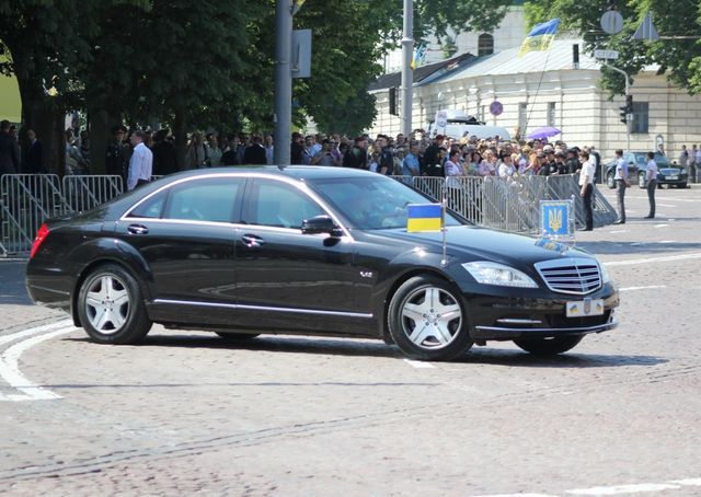 Bentley королеви і Cadillac Трампа: на чому їздять президенти різних країн - фото 151595