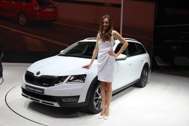 Найефектніші дівчата на Женевському автосалоні: фоторепортаж - фото 150805