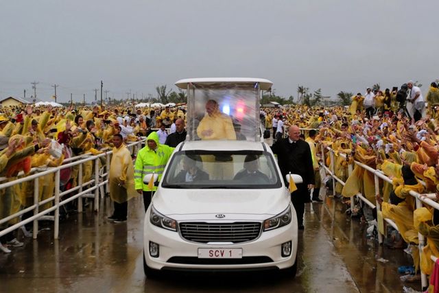 Від Mercedes до Ferrari: незвичайні автомобілі Папи Римського - фото 153681