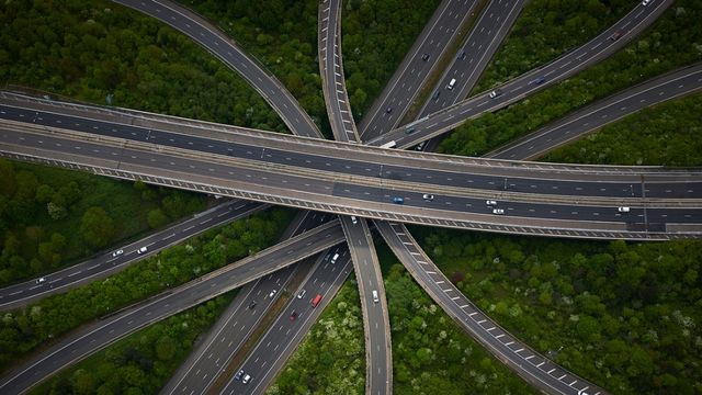 До запаморочення: як виглядають автомобільні шляхи світу - фото 151891