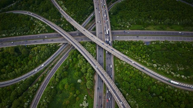 До запаморочення: як виглядають автомобільні шляхи світу - фото 151892