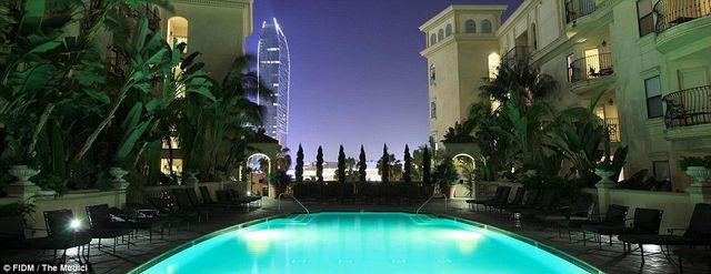 Басейни, кінотеатри і сауни: як виглядають студентські гуртожитки в США - фото 153842