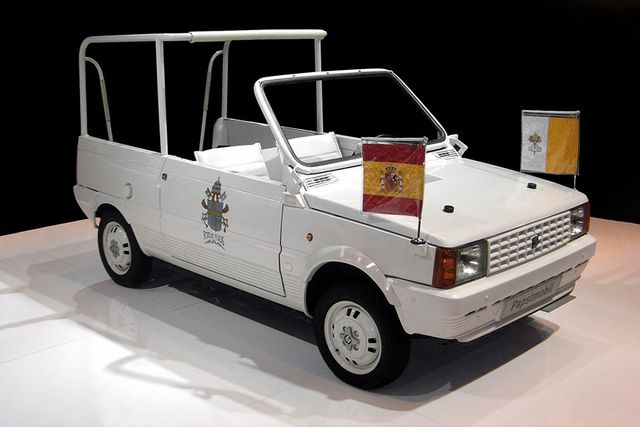 Від Mercedes до Ferrari: незвичайні автомобілі Папи Римського - фото 153676