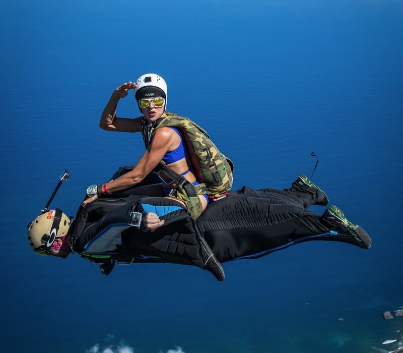 Справжній екстрим: мережу підкорив подвійний стрибок парашутистів - фото 1