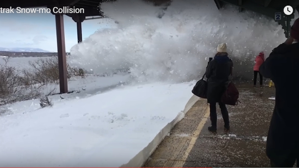 У США потяг засипав пасажирів снігом: ефектне відео - фото 1