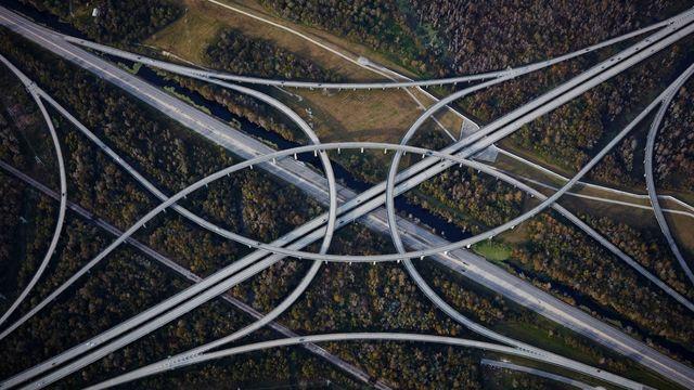 До запаморочення: як виглядають автомобільні шляхи світу - фото 151874