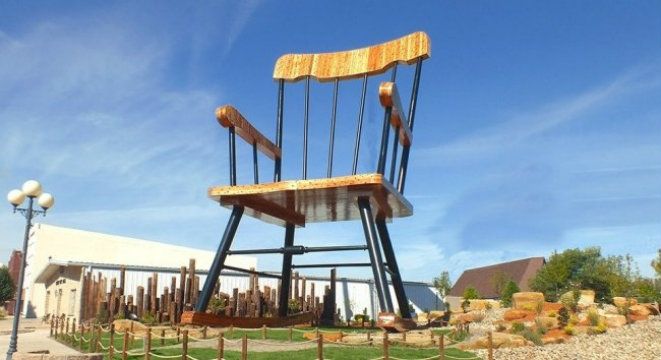 Як виглядає маленьке містечко з величезними предметами