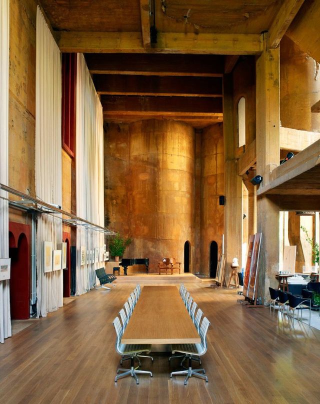 Закинутий завод в Іспанії перетворили на справжній замок: вражаючі фото - фото 148309