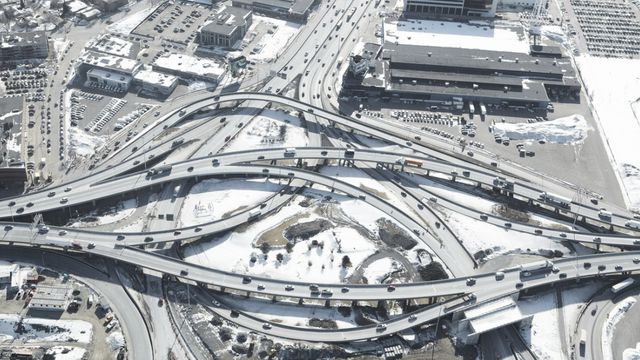 До запаморочення: як виглядають автомобільні шляхи світу - фото 151885
