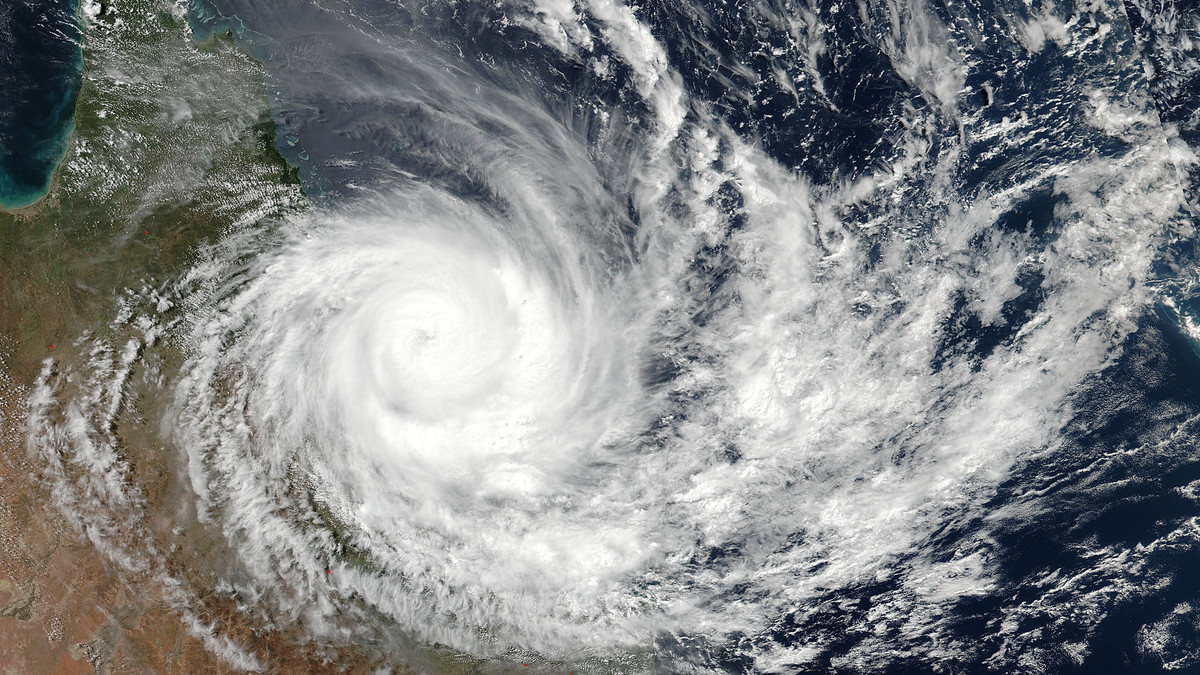 Як виглядає руйнівний циклон Деббі з космосу - фото 1