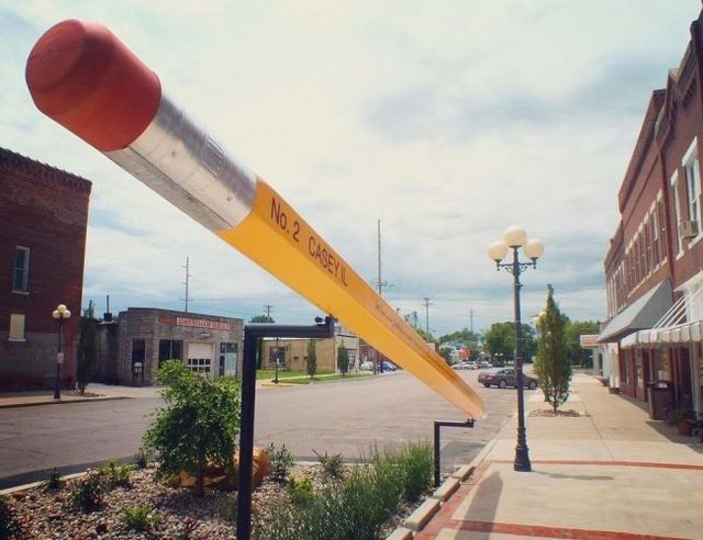 Як виглядає маленьке містечко з величезними предметами - фото 154604